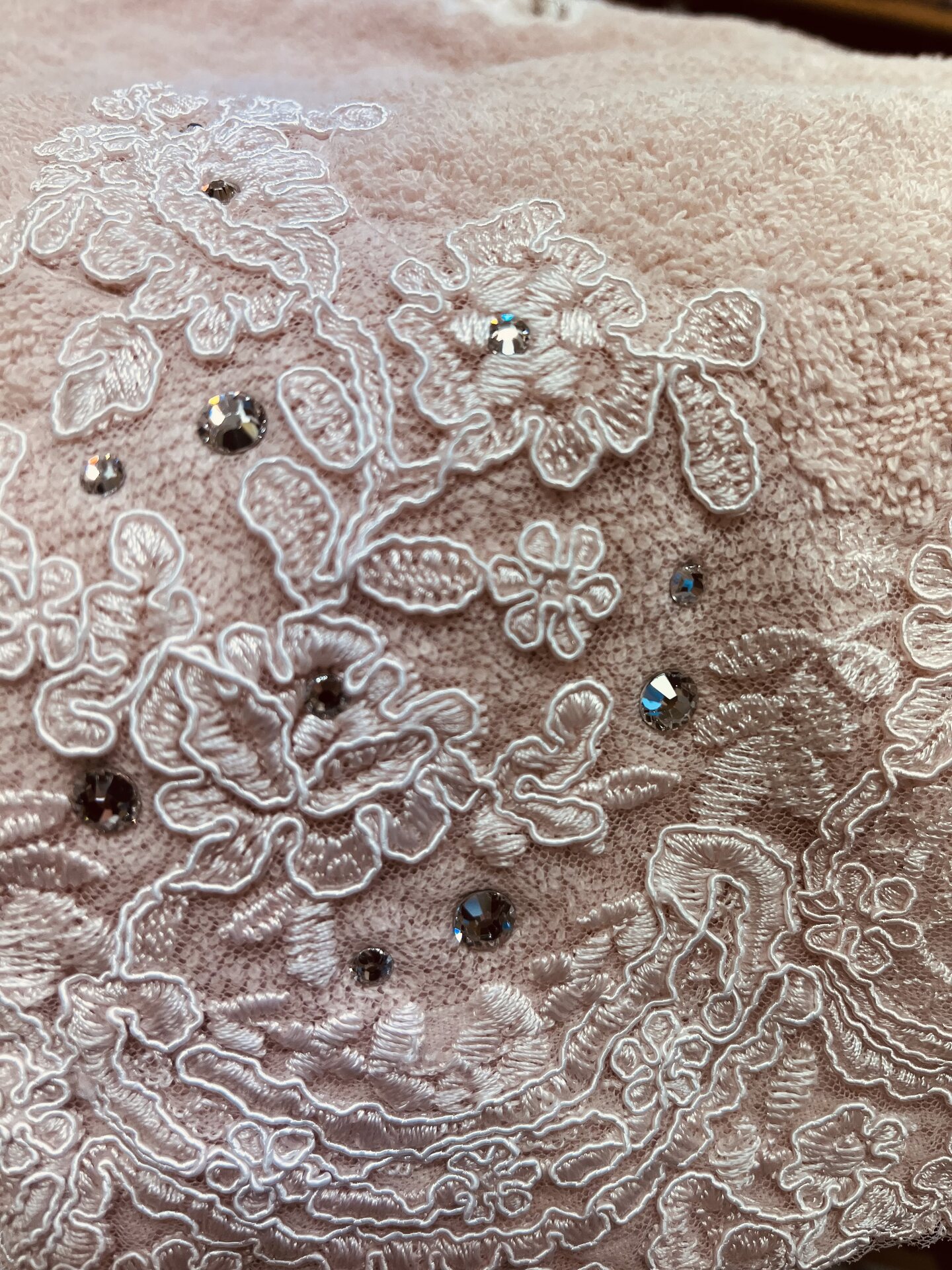 Arte Pura Froteinen pitsipyyhe Swarovski kristailleilla Peonia old