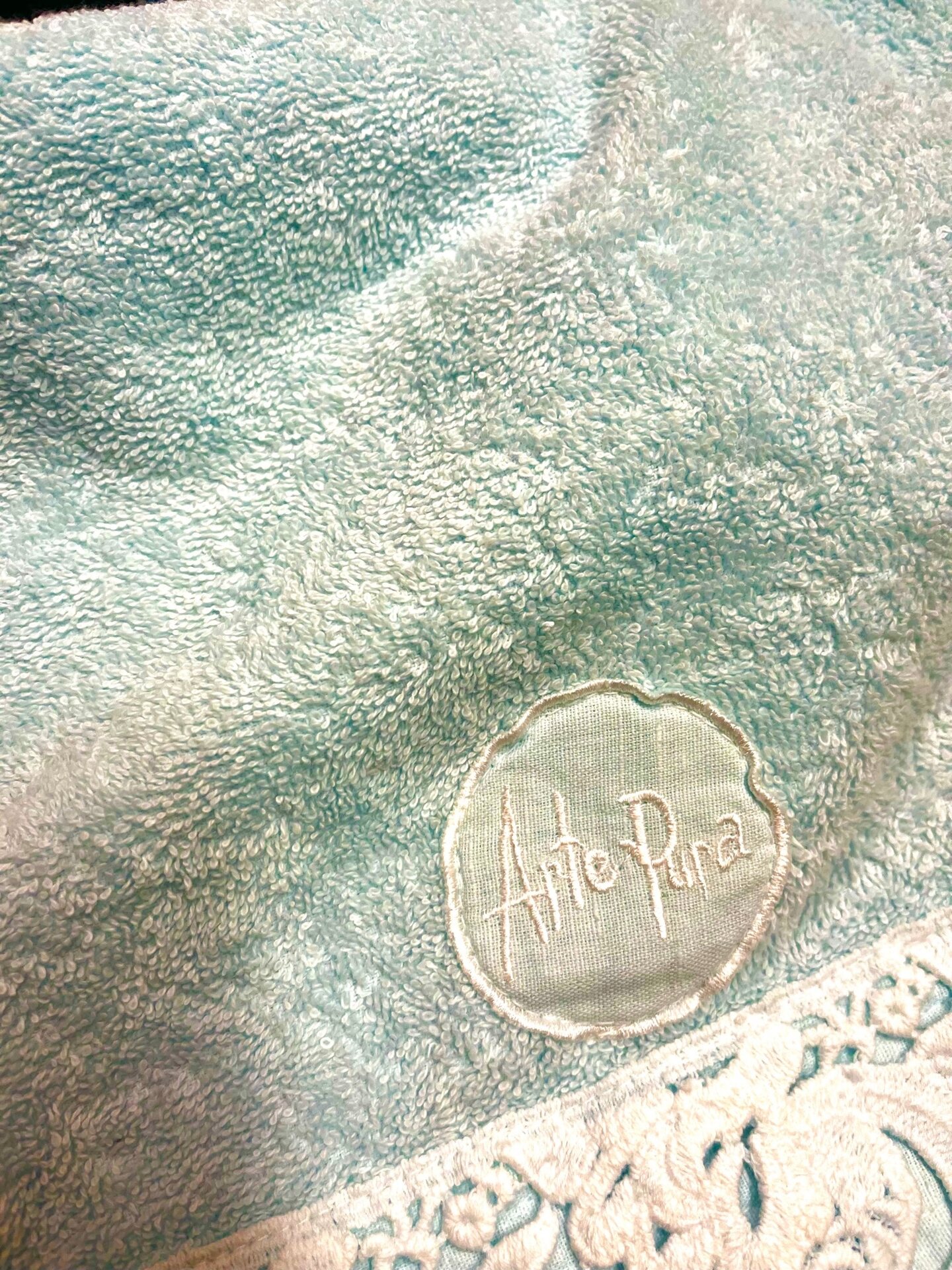 Arte Pura Froteinen pyyhe Armonia pitsillä Vaalea vedenvihreä