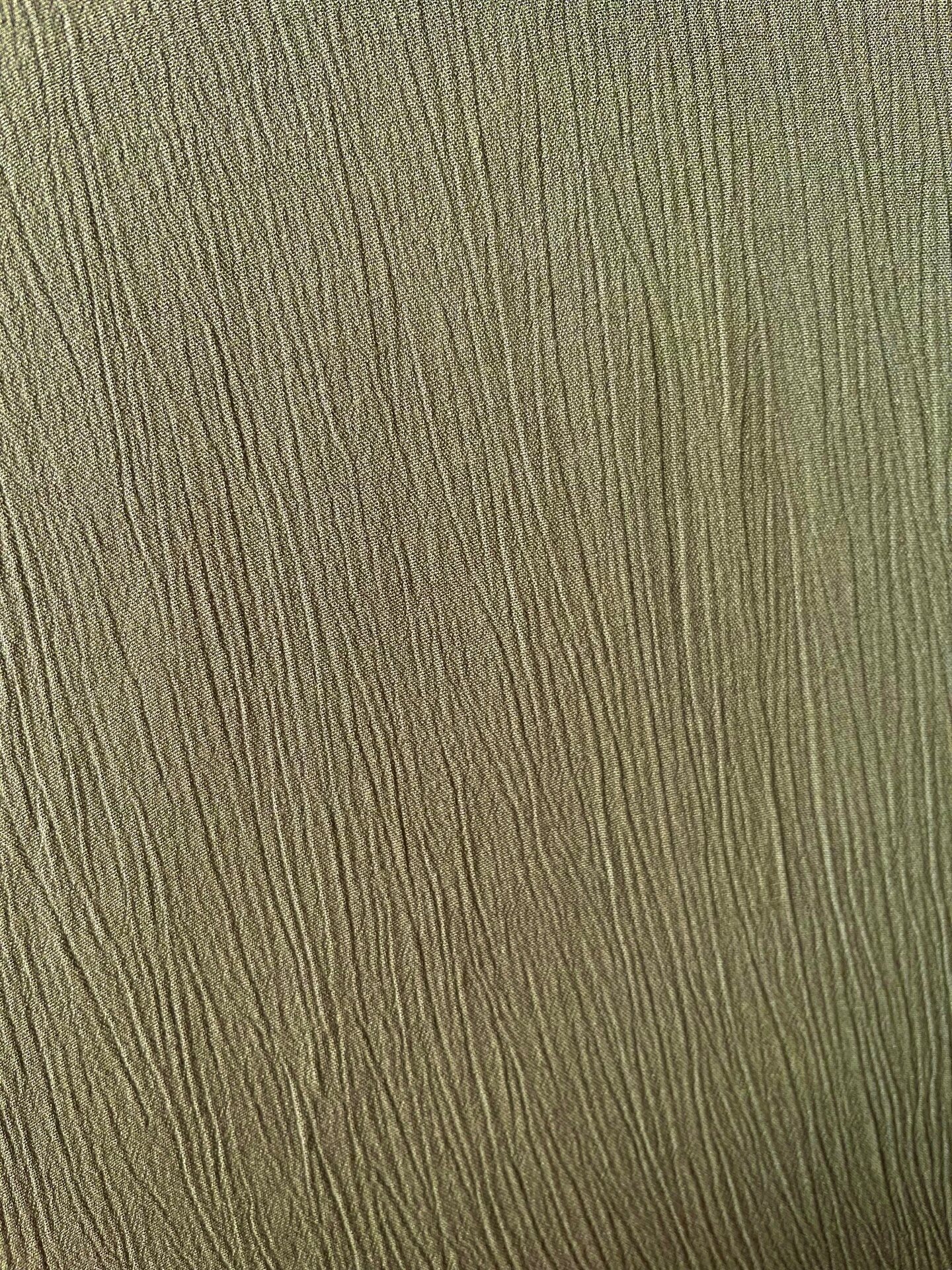 Nahkainen kännykkälaukku kullanvärisellä logolla, neljä väriä Army vihreä