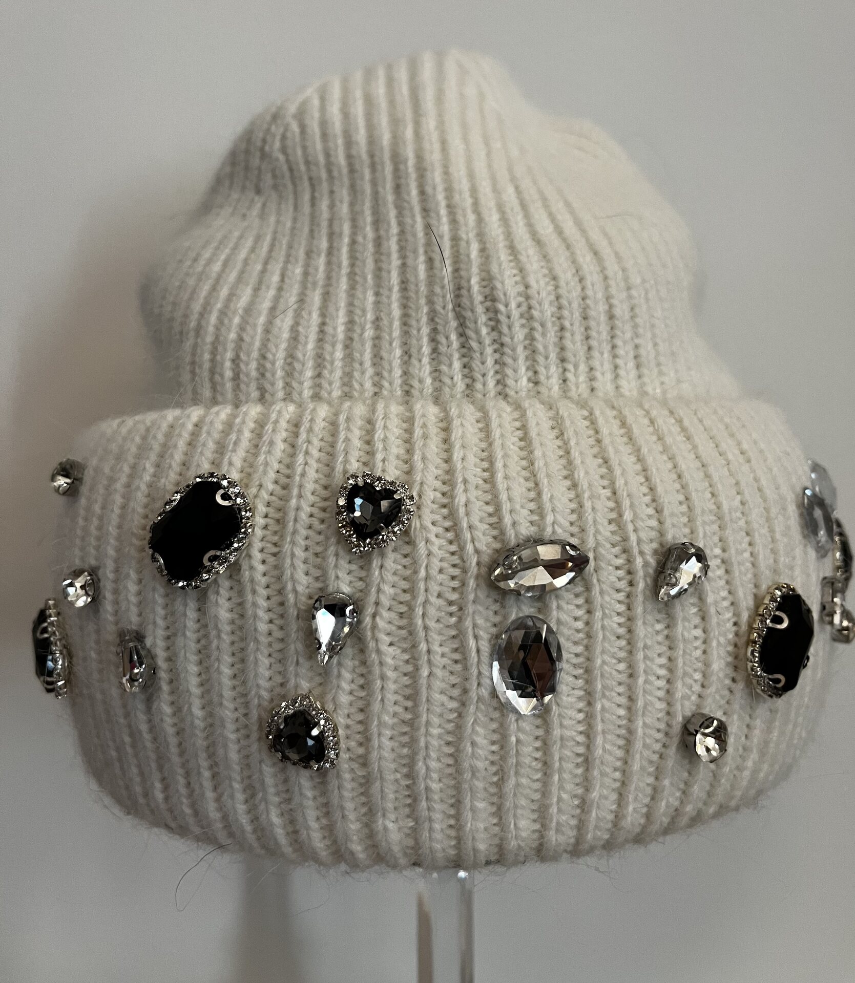 Pipo isoilla "timantti"koristeilla Bílá