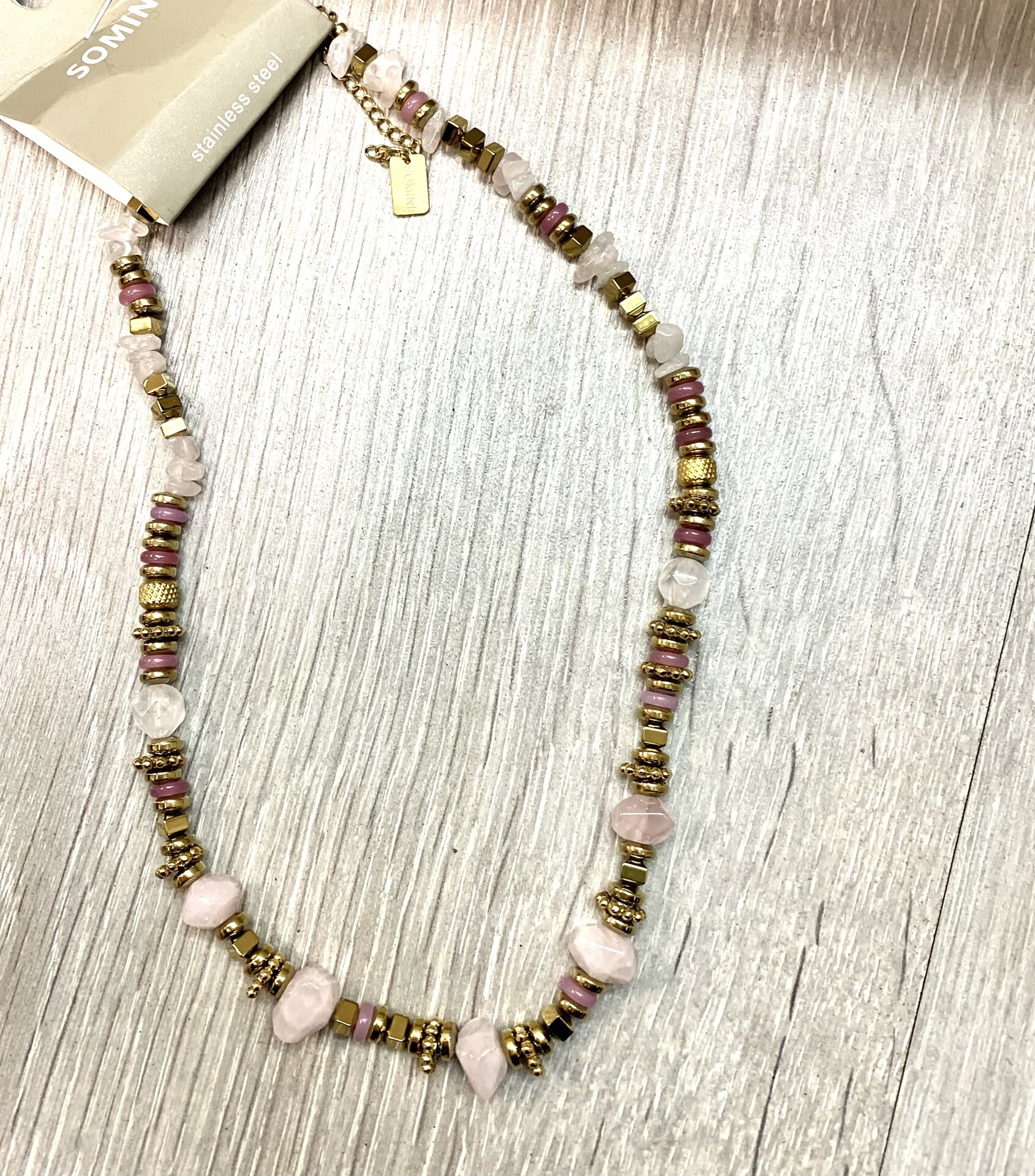 Kaulakoru ruostumatonta terästä vaaleilla kivillä Kaulakoru kivellä Somini 1