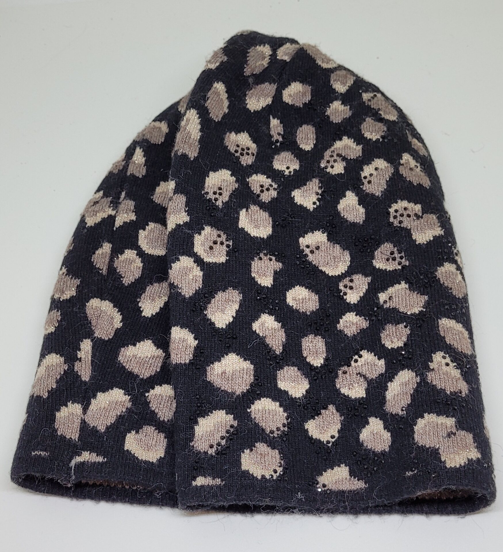 Pipo pantterikuviolla Černá