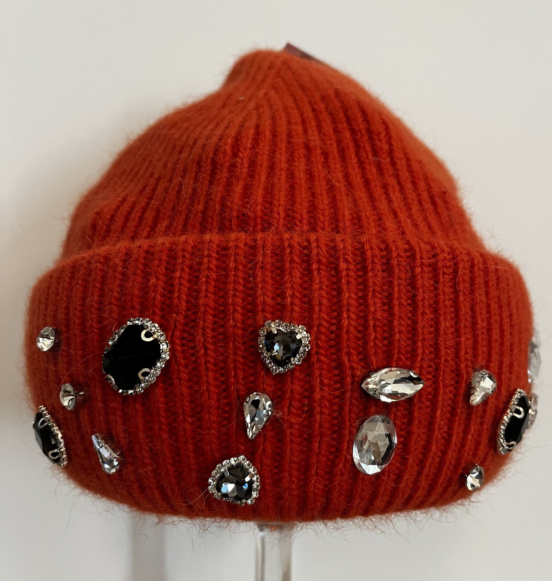 Pipo isoilla "timantti"koristeilla Oranžová