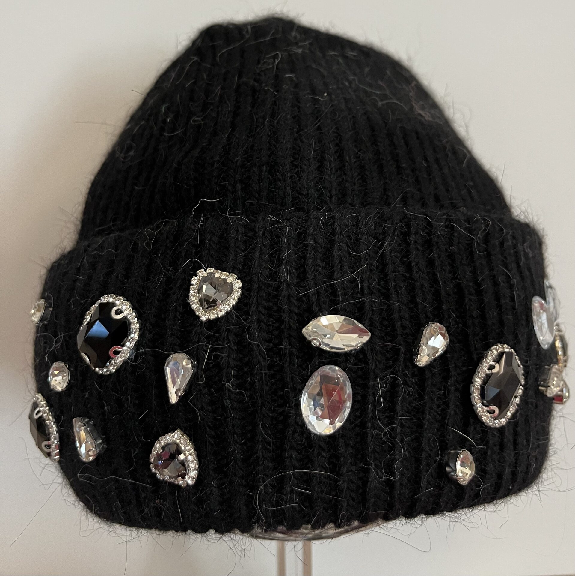 Pipo isoilla "timantti"koristeilla Černá