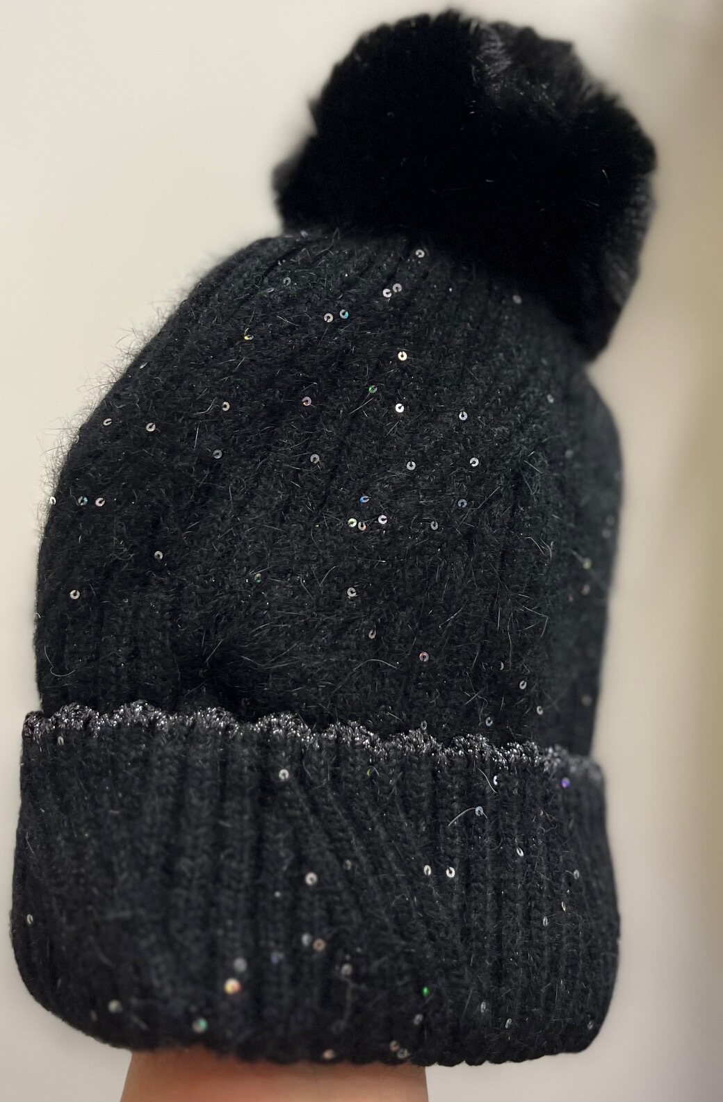 Kimaltava kuvioneulepipo Černá