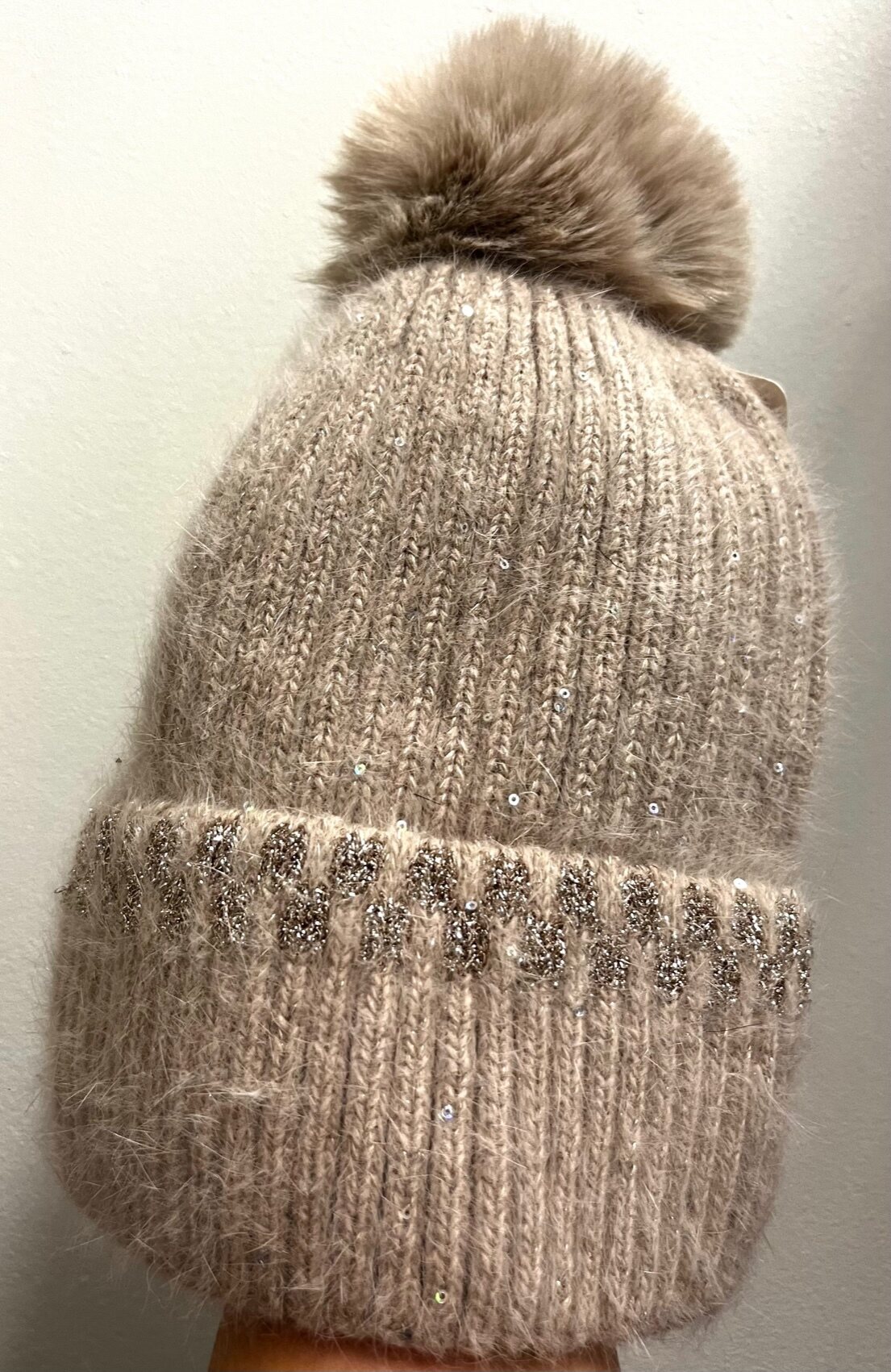 Joustoneulepipo pienillä paljeteilla ja kimallereunalla Бежово