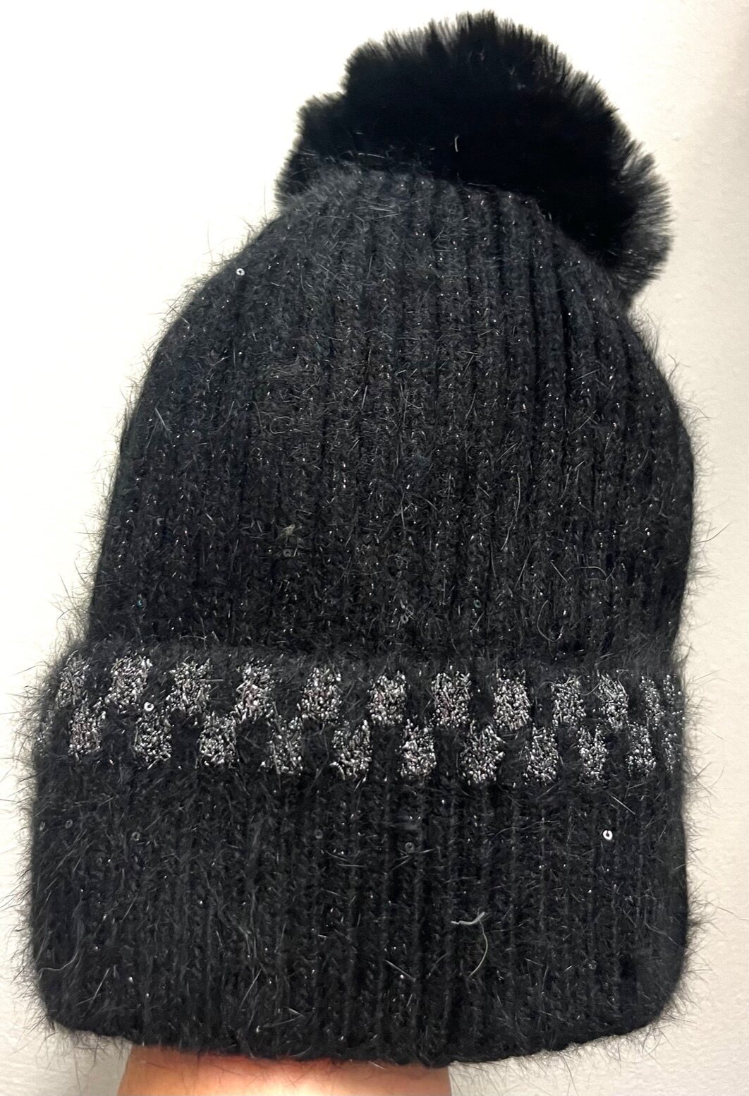 Joustoneulepipo pienillä paljeteilla ja kimallereunalla Черен