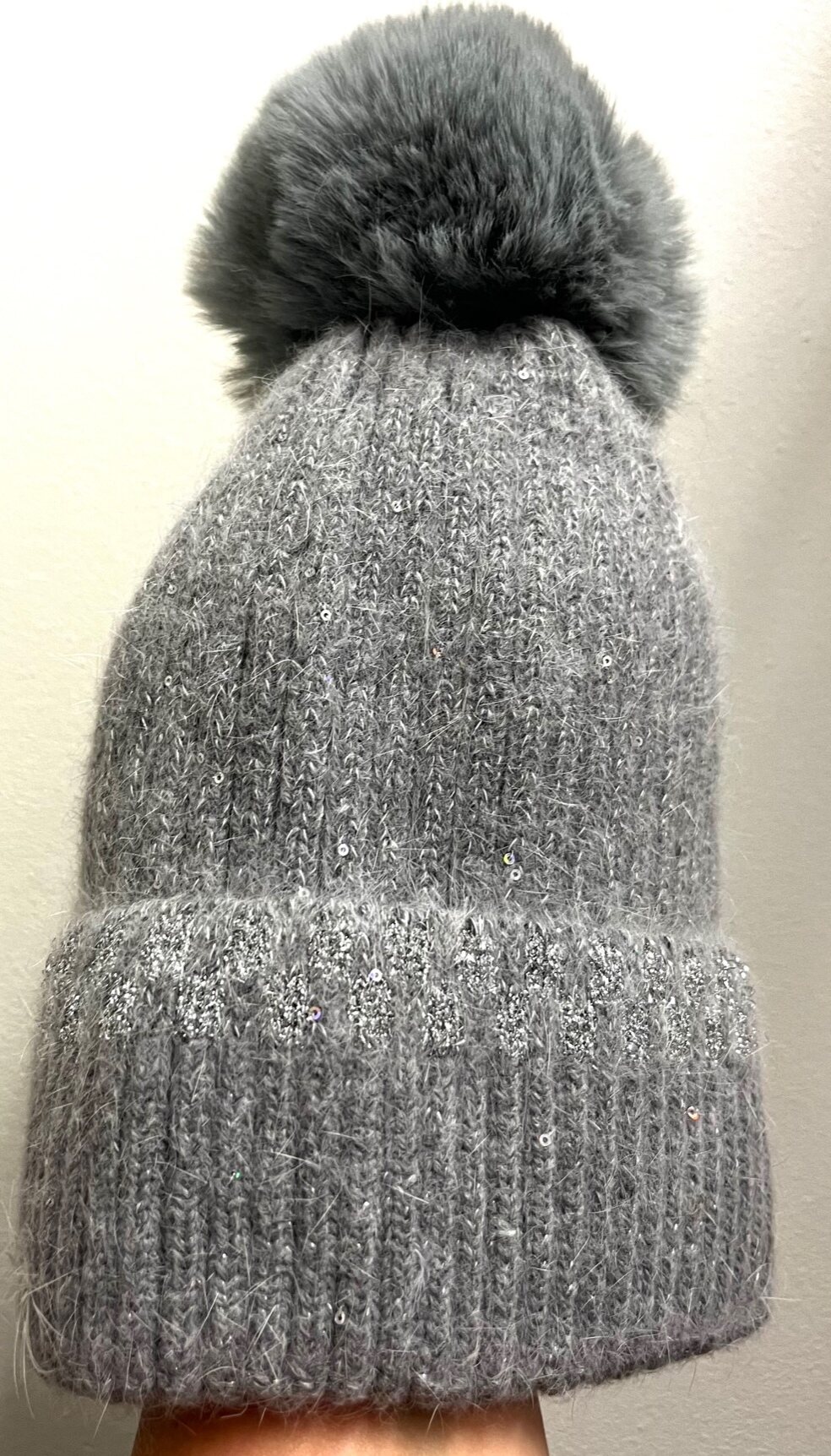 Joustoneulepipo pienillä paljeteilla ja kimallereunalla Светло сиво