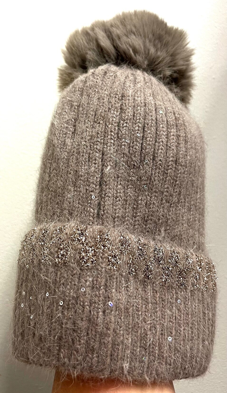 Joustoneulepipo pienillä paljeteilla ja kimallereunalla Светло кафяво