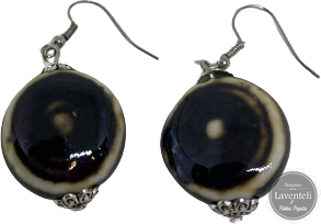 Korvakorut keramiikkaa Ruskea