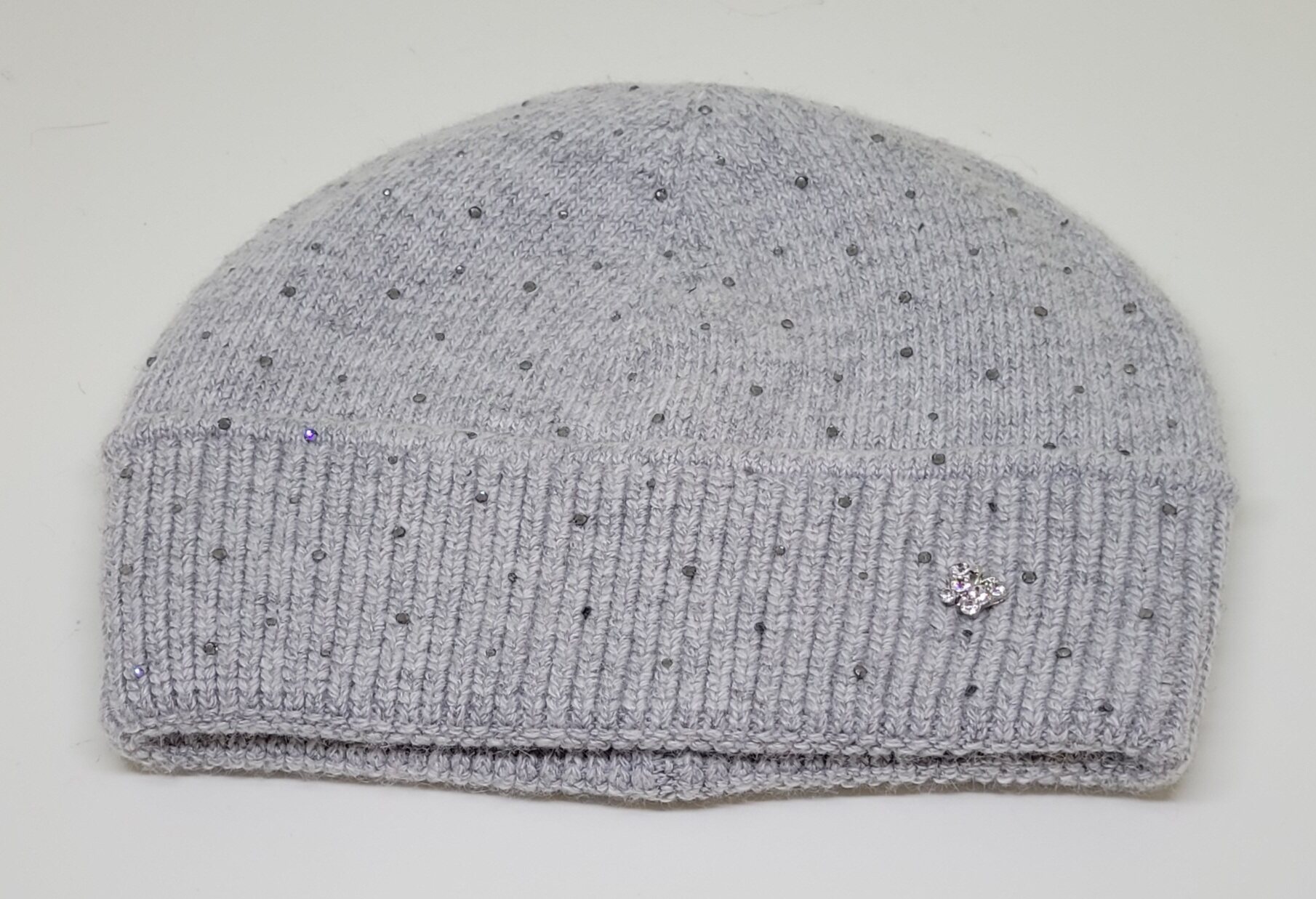 Pipo koristekivillä ja perhoskoristeella Harmaa