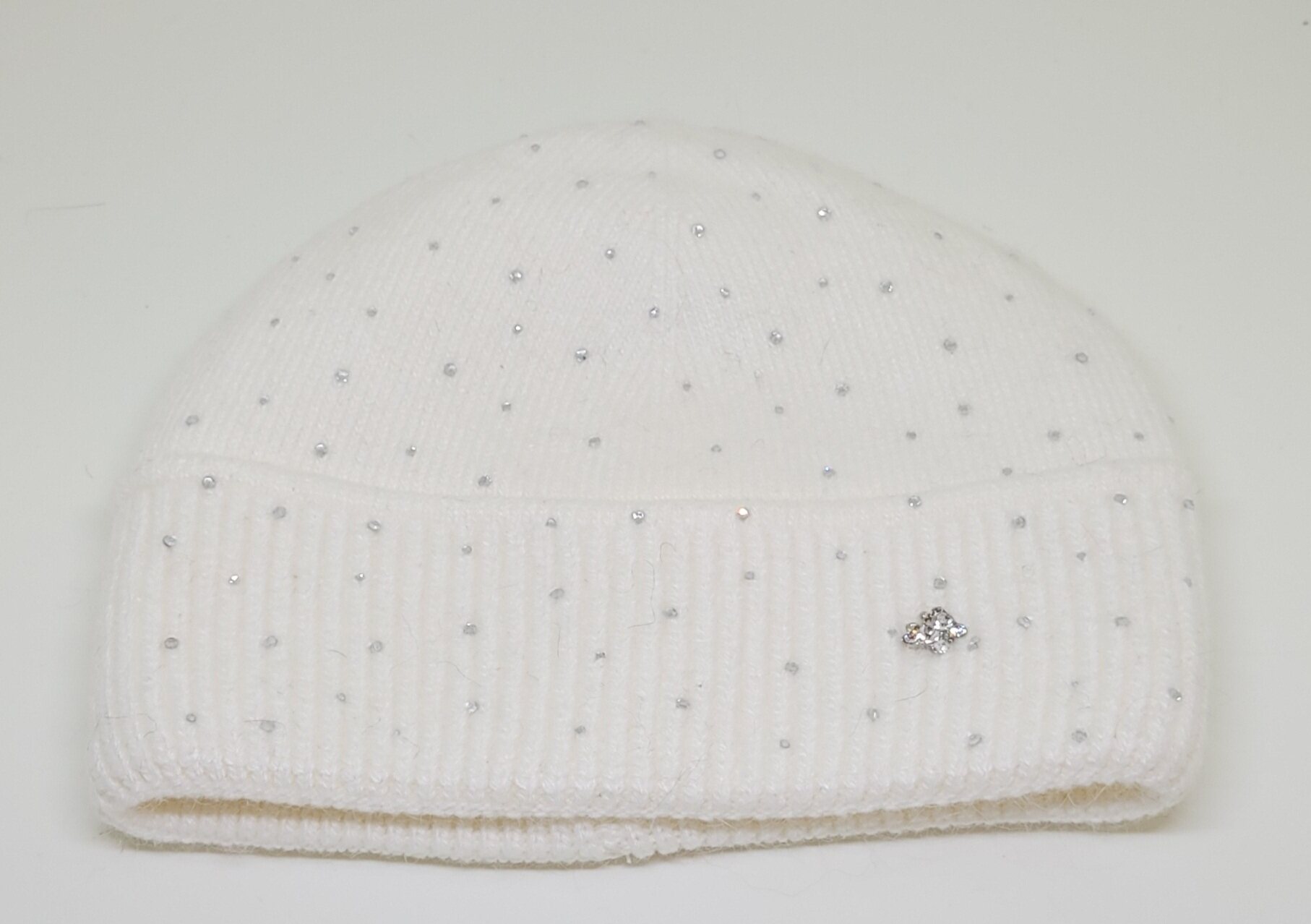 Pipo koristekivillä ja perhoskoristeella Valkoinen