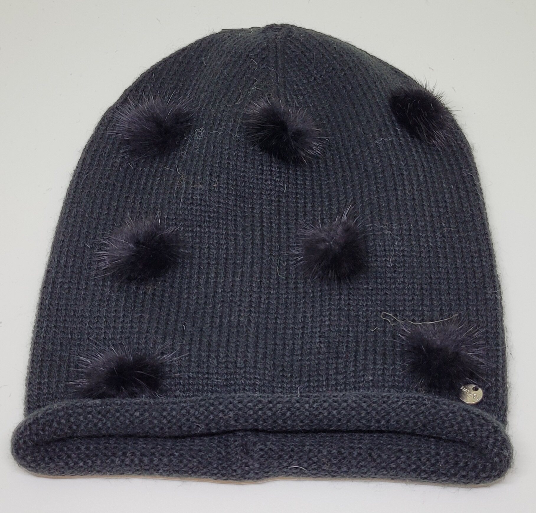 Pipo koristepampuloilla Černá