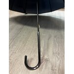 Pilkkureunainen sateenvarjo