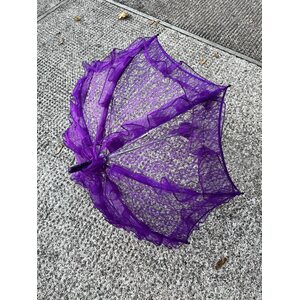 Liilanvärinen rimpsullinen ja pitsillinen sateenvarjo