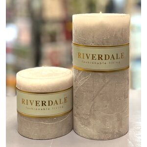 Riverdale Vaaleanharmaa tuoksuton pilarikynttilä, 7*7 cm