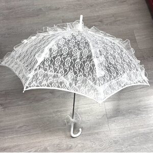 Valkoinen rimpsullinen e pitsillinen aurinkovarjo