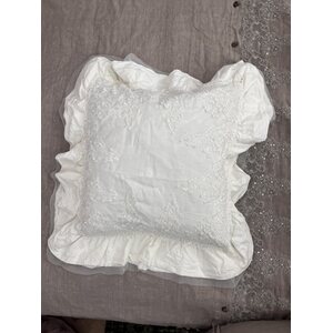 Arte Pura valkoinen pellavatyynynpäällinen leveällä reunuksella