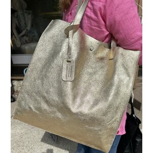 Kiiltäväpintainen nahkainen olkalaukku shopper