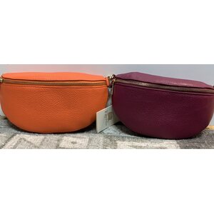Nahkainen cross body vyölaukku