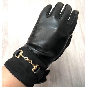Yksiväriset finger gloves kullanvärisellä kuolain metallikoristeella