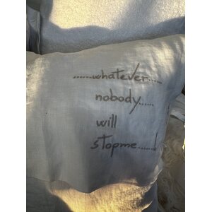 Arte Pura Tan-Off White tyynynpäällinen brodeeratulla tekstillä "whatever... nobody will stop me"
