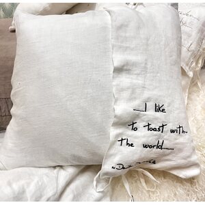 Arte Pura biały tyynynpäällinen brodeeratulla tekstillä "... I like to tast with the world..."