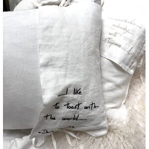 Arte Pura biały tyynynpäällinen brodeeratulla tekstillä "... I like to tast with the world..."