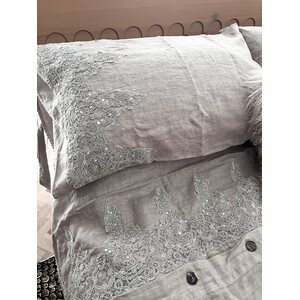 Arte Pura vaaleanharmaa/beige pitkulainen tyynynpäällinen elegante pitsillä