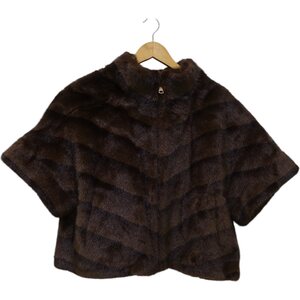Ruskea keinoturkis poncho hihoilla