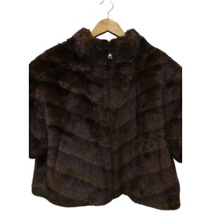 Ruskea keinoturkis poncho hihoilla