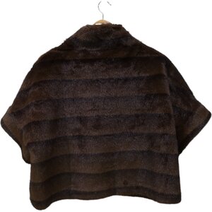 Ruskea keinoturkis poncho hihoilla