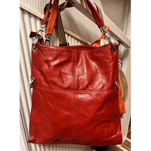 Kirkkaanpunainen nahkainen käsilaukku