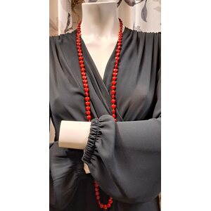 赤 kaulakoru pienillä sydämillä