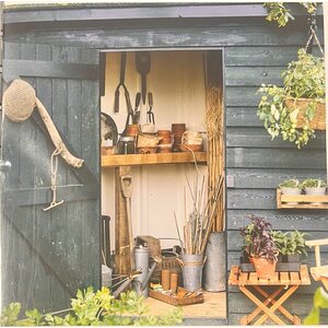 Sköna ting onnittelukortti puutarhavajan kuvalla