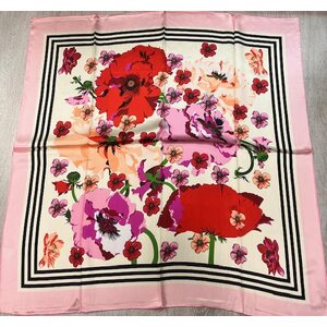 Punakukallinen silkkihuivi, 90*90 cm