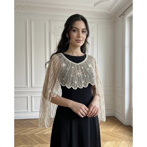 Paljeteilla koristeltu juhlaponcho