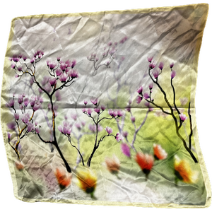 Silkkihuivi magnolian kukilla