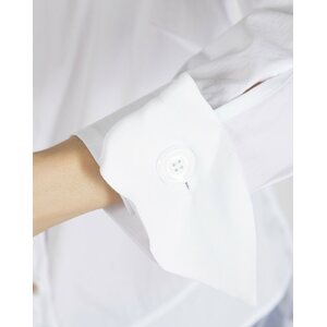 Elisa Cavaletti 白 paitis