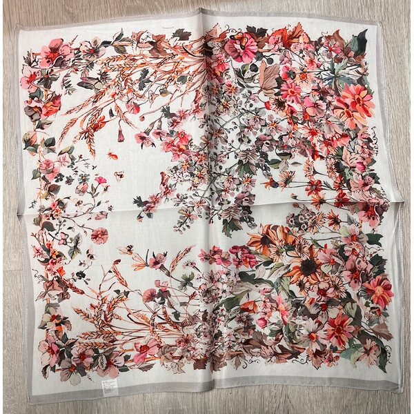 Valkoinen silkkihuivi kasviteemalla, 50*50 cm