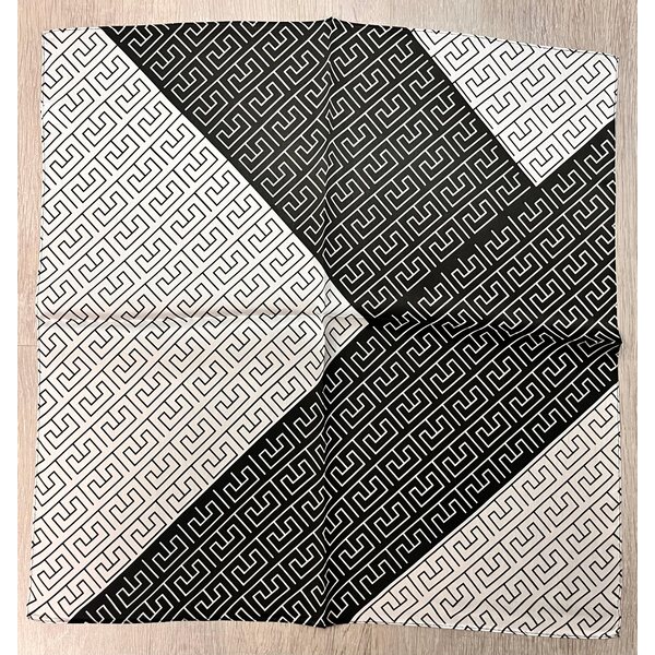 Black & White silkkihuivi, 50*50 cm